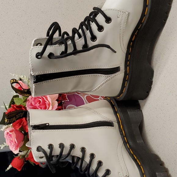 Unisex DR. MARTENS JADON white leather boots (sz W5 - M4) - Picture 5 of 10